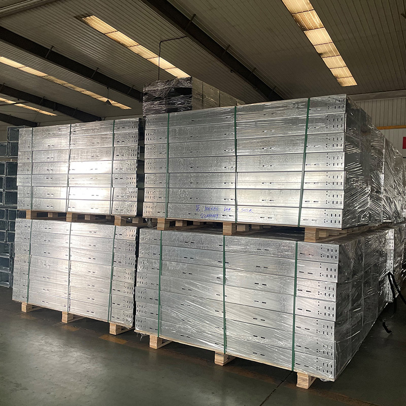 Baki Kabel Berlubang