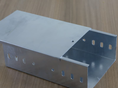 Baki kabel berlubang