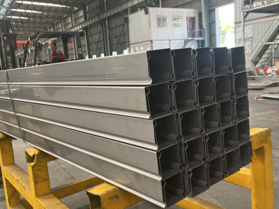 Baki kabel berlubang