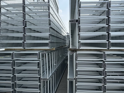 Braket baki kabel lapisan ganda