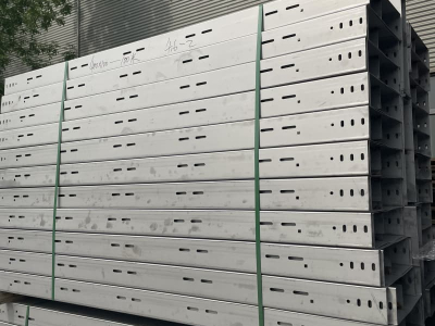 Jembatan baki berlubang