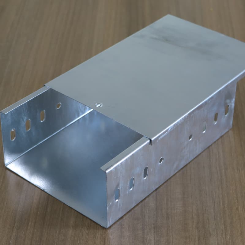 Melalui baki kabel Melalui baki kabel